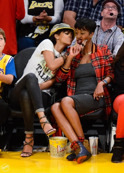 Rifestyle!! Rihanna 现场观看NBA湖人队 Vs. 勇士队比赛 (10张照片)