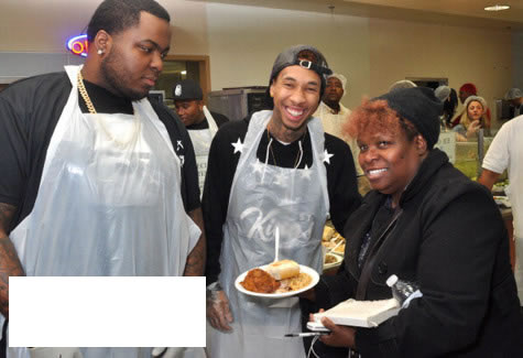 再感恩! YMCMB的Tyga和好兄弟Sean Kingston在感恩节送出热餐 (4张照片)