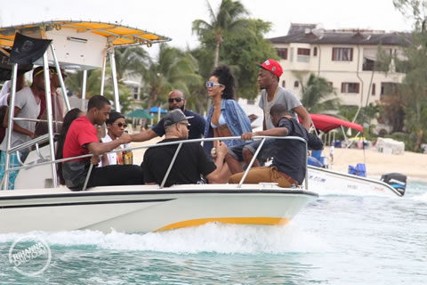 不同世界..Rihanna的家乡是夏天她穿比基尼出现在舒服的海滩登上游艇 (9张照片)