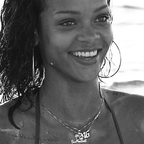 #islandGal.. Rihanna抓紧时间在家乡巴巴多斯海滩享受温暖 (9张照片)