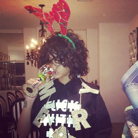 谁比Rihanna更Bad? Rihanna更换漫画头像：圣诞老人拍打裸露的RiRi (图片)