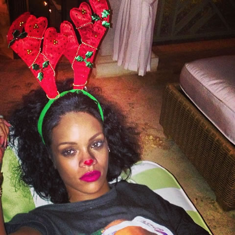 2Pac是Rihanna的挚爱..圣诞节RiRi穿上偶像头像衣服 (7张照片)