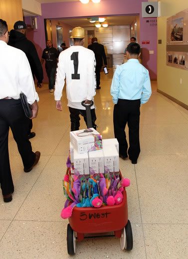 再次慈善：Tyga来到儿童医院送耳机帽子等礼物..让超级粉丝梦想成真 (9张照片)