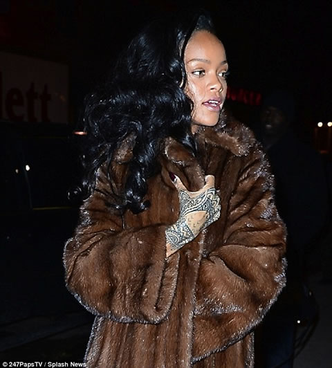 Rihanna很冷披上大衣在纽约寒冷的大街上..回酒店 (照片)