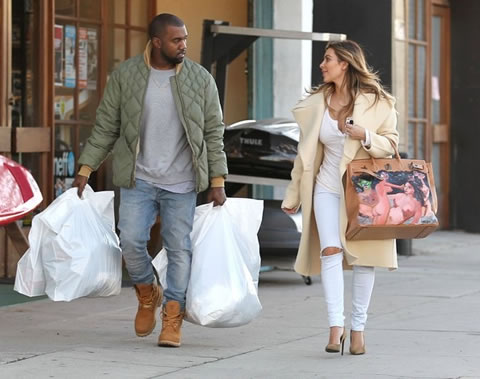 Kanye West送未婚妻卡戴珊昂贵的爱马仕裸体女人包包作为圣诞礼物 (12张照片)