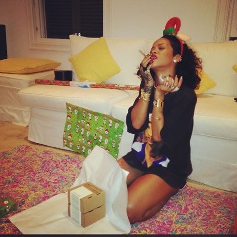 #MERRYCHRISTMAS..Rihanna圣诞节日最喜欢听哪位巨星的音乐? (照片)