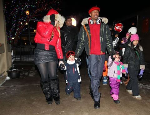 幸福的一家Mariah Carey和Nick Cannon带着双胞胎女儿在雪地里过圣诞 (7张照片)