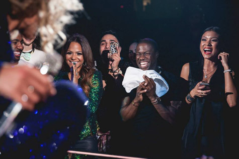 喜剧演员Kevin Hart在Beyonce演唱会现场“大闹”..自己笑Bey也笑了 (2部视频)