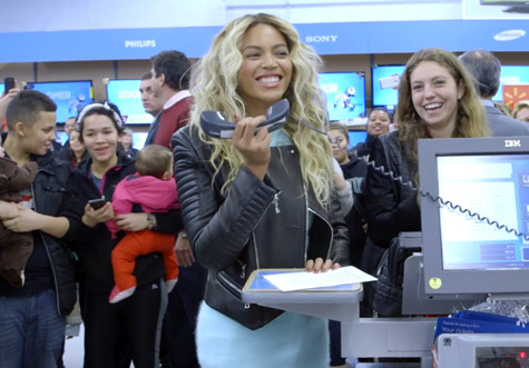 圣诞来临! Beyonce给了750个在Walmart的消费者每人$50美元礼品卡惊喜 (视频)