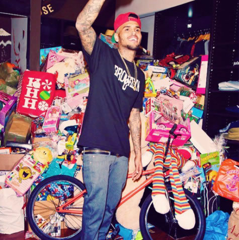 Chris Brown在圣诞节日中送出许多礼物和玩具给孩子 (6张照片)