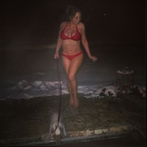 冰天雪地穿比基尼? 巨星Mariah Carey穿着比基尼性感在雪地了遛狗 (照片)
