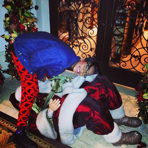 Rihanna提前过圣诞节与圣诞老人调皮..和巨星姐妹Katy Perry享受难得时光 (4张照片)