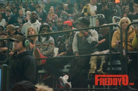 巨星成为观众是什么样子? Lil Wayne在观众席欣赏好兄弟Kanye West演唱会 (7张照片)