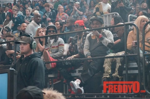 巨星成为观众是什么样子? Lil Wayne在观众席欣赏好兄弟Kanye West演唱会 (7张照片)