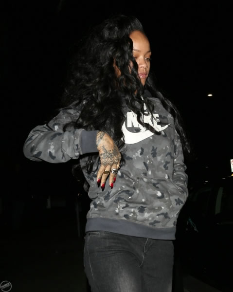 又变..Rihanna展示新发型..大赞好友Eminem (6张照片)