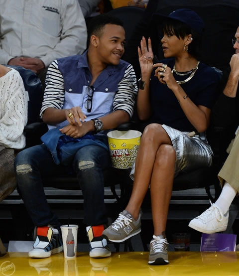 Rihanna和弟弟观看洛杉矶湖人队比赛..“亲密无间” (11张照片)