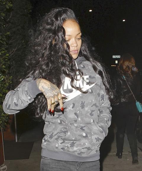又变..Rihanna展示新发型..大赞好友Eminem (6张照片)