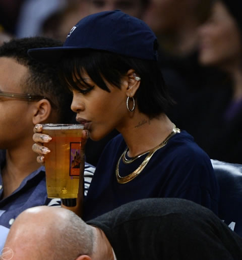 Rihanna和弟弟观看洛杉矶湖人队比赛..“亲密无间” (11张照片)