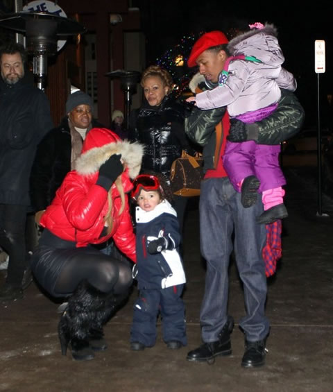 幸福的一家Mariah Carey和Nick Cannon带着双胞胎女儿在雪地里过圣诞 (7张照片)