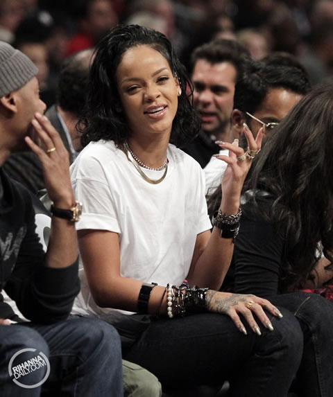 斗鸡眼的Rihanna..观看迈阿密热火Vs.布鲁克林网队比赛 (6张照片)