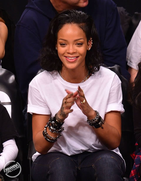 斗鸡眼的Rihanna..观看迈阿密热火Vs.布鲁克林网队比赛 (6张照片)