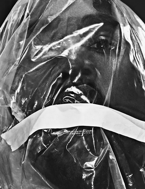 艺术! 12张Kanye West为杂志拍摄的艺术照片..赤裸上身, 带面具 (12张照片)