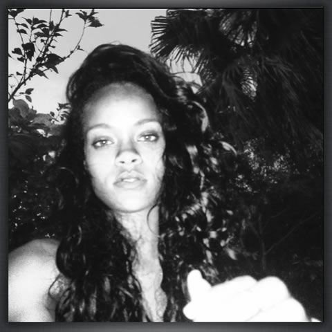 迫不及待..Rihanna分享多张热辣的照片..抽着大麻烟 (9张照片)