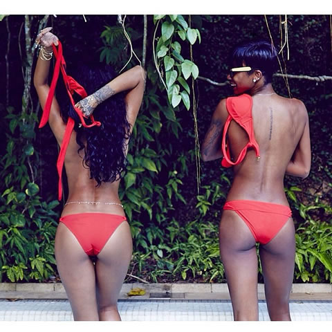 性感游戏接着玩..Rihanna拉上好友一起展示身材..在镜头前双双揭下内衣 (3张照片)