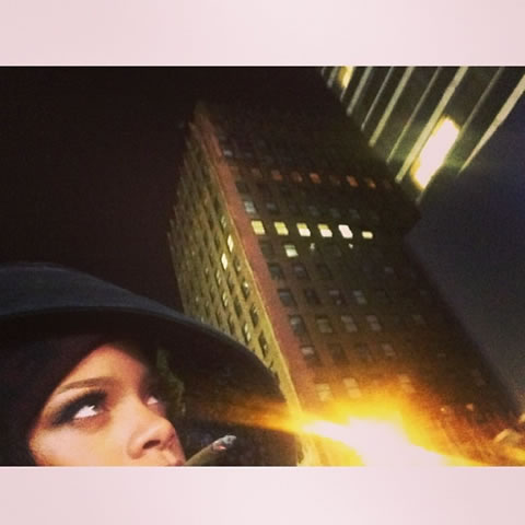 Rihanna爱纽约..武装好牙齿抽着大麻来到热闹繁华的时代广场 (照片)