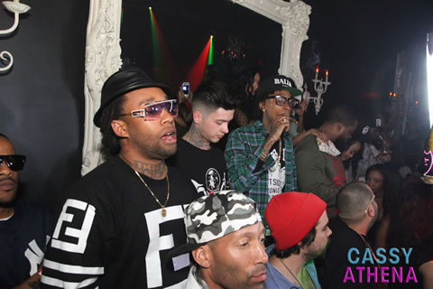 Wiz Khalifa和好兄弟The Game在夜店Party..抽大麻烟, 中指, 美女什么都有 (10张照片)