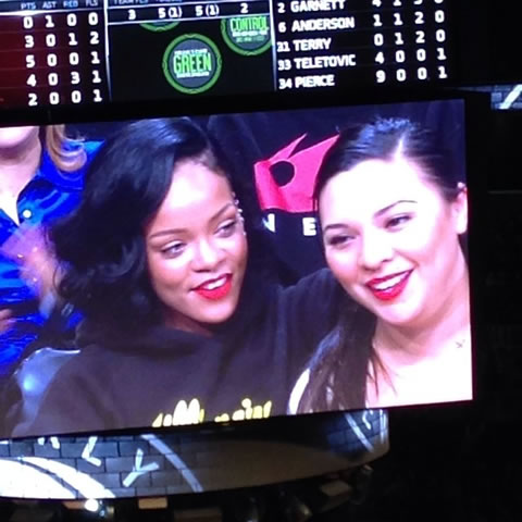 Rihanna背着两瓶香奈儿宝贝..观看布鲁克林篮网NBA比赛上了球场的超大屏幕 (照片)
