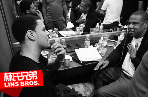Jay Z对J.Cole的最高肯定：J.Cole从师父Hov手中接过厂牌Roc A Fella项链 (视频)
