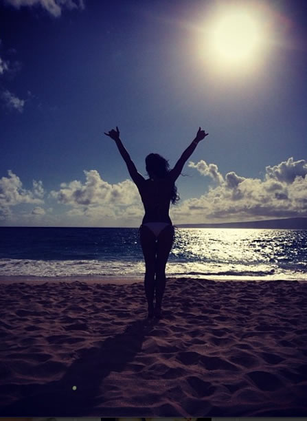 嘻哈富豪Diddy女友Cassie分享在夏威夷的SEXY比基尼照片..温暖舒服 (7张照片)