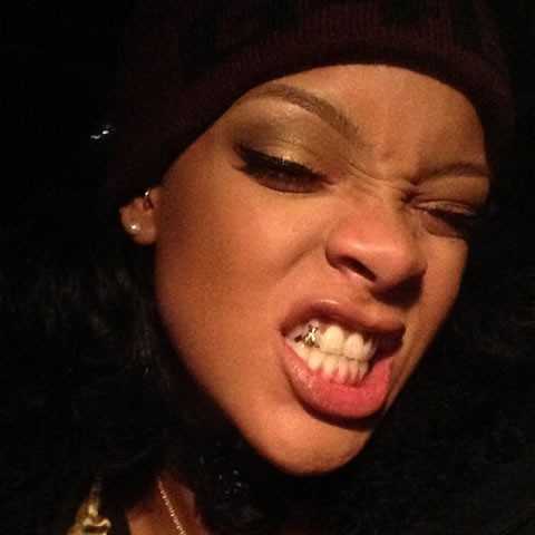 Rihanna爱纽约..武装好牙齿抽着大麻来到热闹繁华的时代广场 (照片)