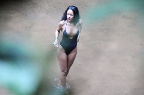 性感不停止! Rihanna穿极限比基尼在瀑布下面湿身照片看了不会让你失望 (10张照片)