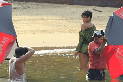 只剩乳贴..Rihanna上身脱光..只为让人拍摄..非常的Hot! (10张照片)