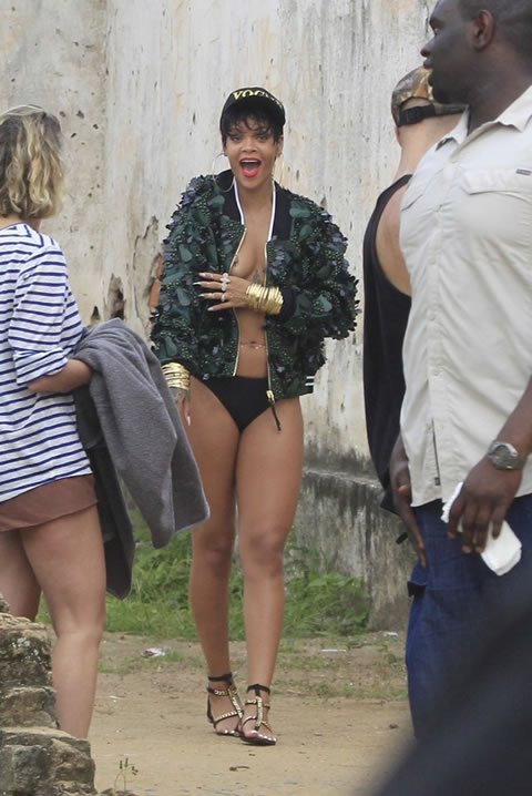 只剩乳贴..Rihanna上身脱光..只为让人拍摄..非常的Hot! (10张照片)