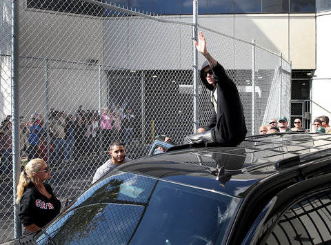 见过大世面! 贾斯汀比伯不紧不慢微笑走出监狱..挥挥手与焦急的粉丝们打招呼 (18张照片)