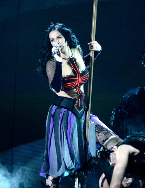 Katy Perry 和 Juicy J 在2014年Grammy Awards格莱美颁奖典礼同台表演Dark Horse (视频)