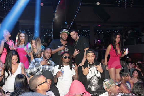 更多Lil Wayne和徒弟Drake在Jay Z的演唱会庆祝Party照片 (4张)