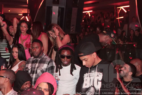 更多Lil Wayne和徒弟Drake在Jay Z的演唱会庆祝Party照片 (4张)