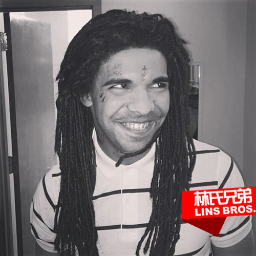 Drake模仿老板Lil Wayne：戴上Weezy的标志长辫子..模仿Weezy笑容 (照片)