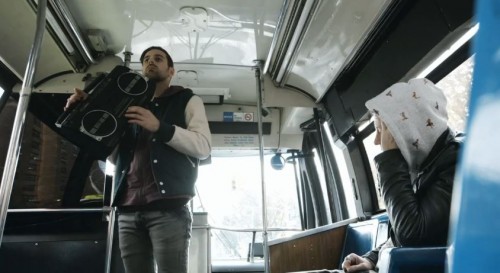 直接上公交车开“演唱会”..成名的嘻哈组合Macklemore & Ryan Lewis格莱美宣传片 (视频)