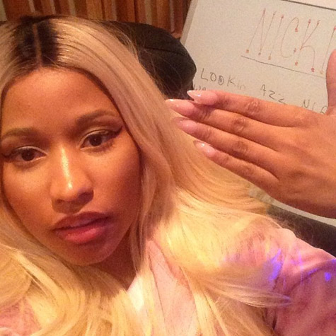 两次极限展示劲爆胸部后..Nicki Minaj用“摸胸吸允手指”行动再次席卷互联网 (6张照片)