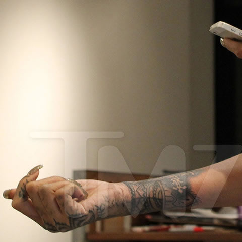 更新Rihanna的新纹身照片..纹身位置位于右手臂.. Thug Life! (10张照片)