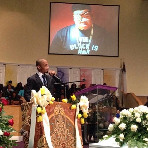  T.I. 在因枪击而身亡的兄弟Doe B葬礼现场发表演说悼念 (照片)