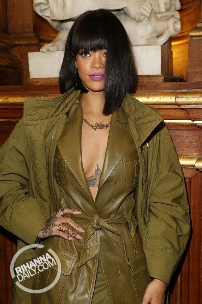 里面几乎没穿! 性感的Rihanna出席巴黎时装周抢注意力 (9张照片)