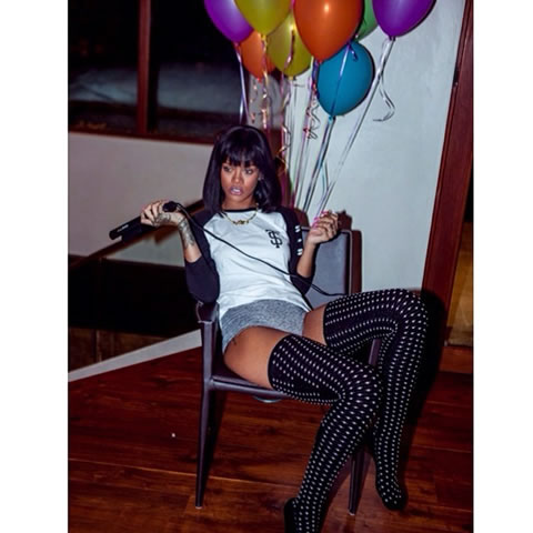 Rihanna分享调皮照片..穿上性感短裤+长筒特色丝袜..衣服上有Rihanna字样 (9张照片)