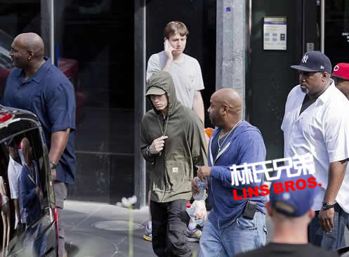 继续征程! Eminem抵达澳大利亚墨尔本..至少三名黑人强壮保镖护送 (照片)