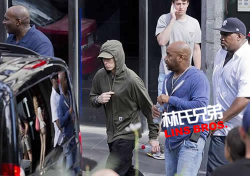 继续征程! Eminem抵达澳大利亚墨尔本..至少三名黑人强壮保镖护送 (照片)